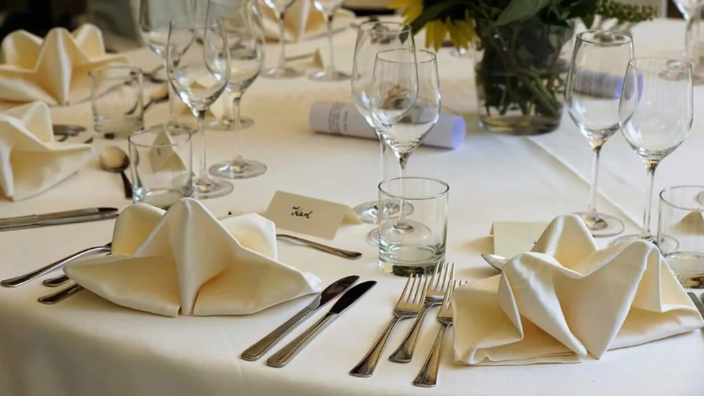 historischer-krug-gedeckter-tisch