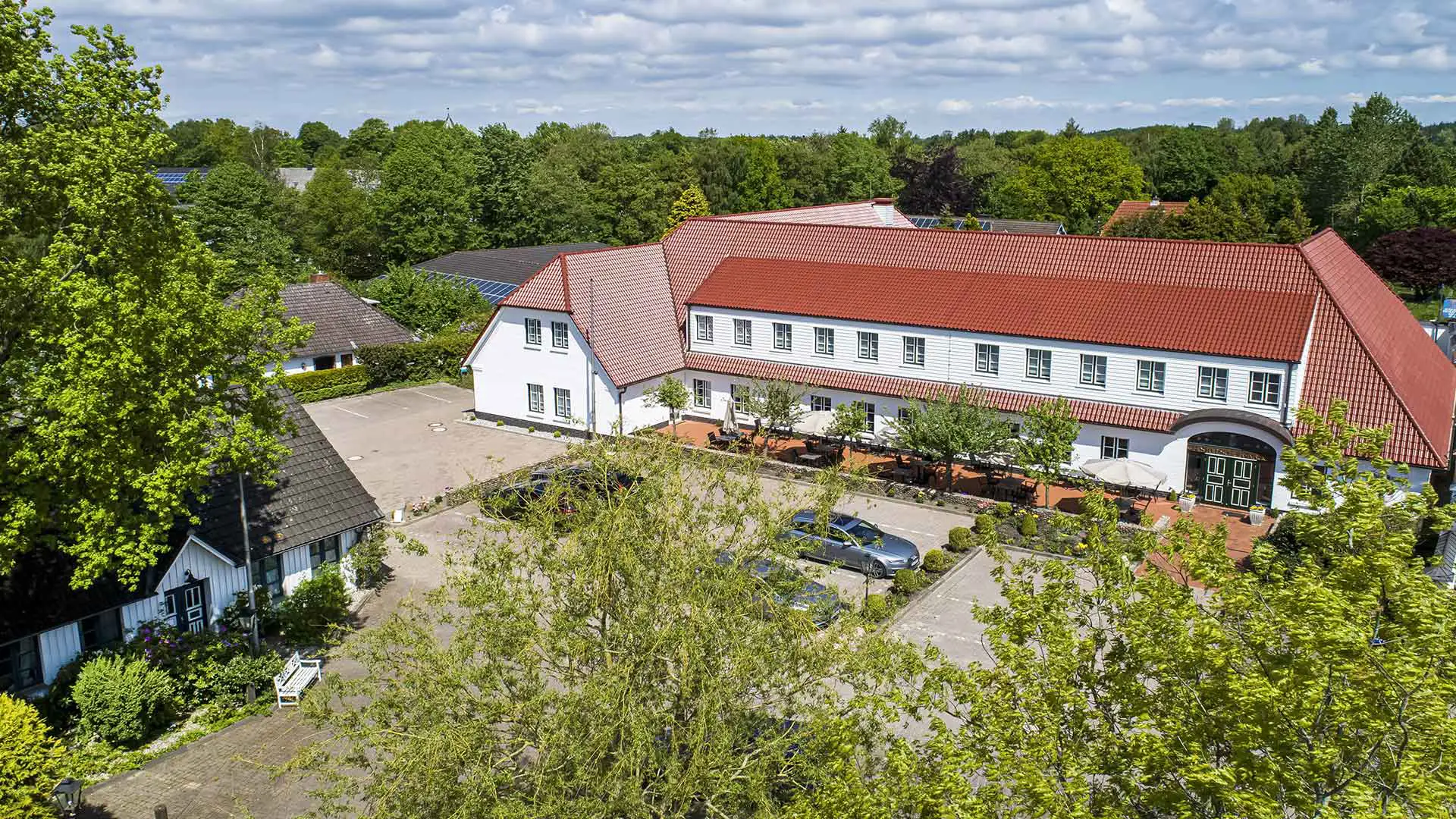 historischer-krug-haus-drohne